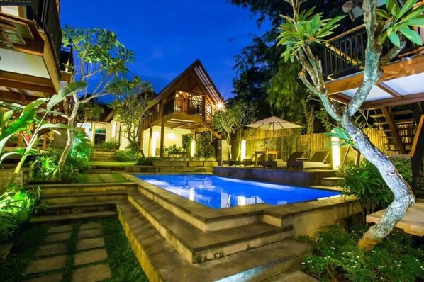 Una piscina al aire libre