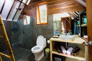 Regadera, amenidades de baño ecológicas, secadora de cabello, toallas 