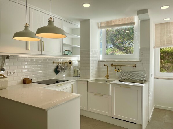 Kühlschrank, Mikrowelle, Ofen, Herdplatte