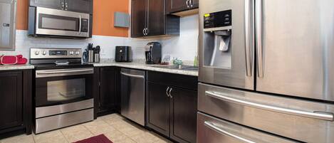 Jääkaappi, mikroaaltouuni, uuni, liesi