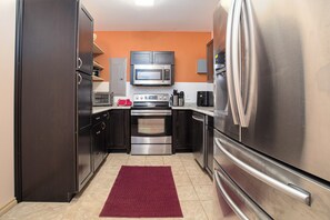 Fridge, microwave, oven, stovetop - Cozy Alaskan Hillside Suite in Fairbanks (Fairbanks)