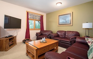 Smart TV, DVD player - Cozy Alaskan Hillside Suite in Fairbanks (Fairbanks)