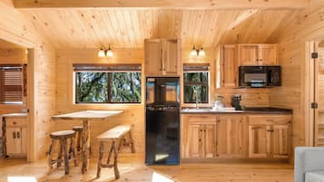Deluxe Cabin, 2 Bedrooms, Kitchenette | Private kitchen