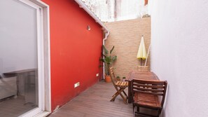 Outdoor dining - Cozy Retreat w/ Patio Near Sintra by LovelyStay (Colares)