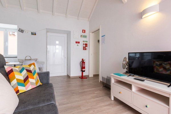 The living room has a Smart TV and a fan to cool down on those warm summer days.
#comfort #relax #smartv #portugal #pt #sintra