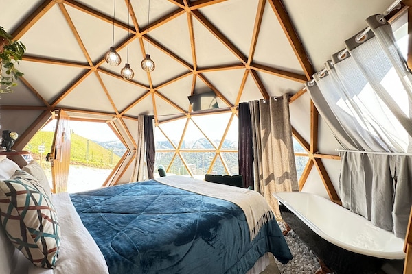 Bangalô luxo, vista para a montanha | Banheiro | Banheira e chuveiro separados, produtos de toalete grátis