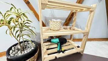 Een aparte badkuip en douche, gratis toiletartikelen, een haardroger