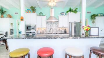 Jääkaappi, mikroaaltouuni, uuni, liesi