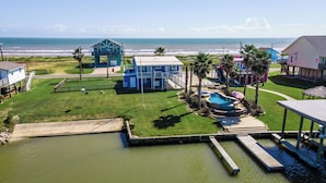Un quartier résidentiel doté d’une piscine, d’un quai et offrant une vue sur l’océan.
