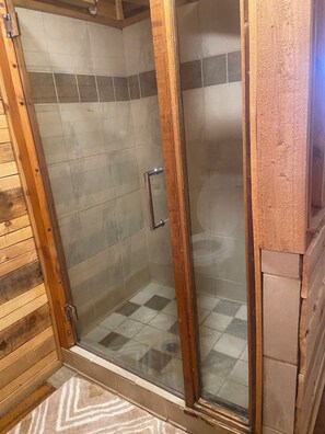Een douche, een haardroger, handdoeken, zeep