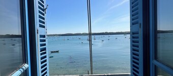 Dans L'un des Plus Beaux Villages de France, les Pieds Dans L'eau