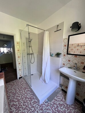 Dusche, Handtücher, Toilettenpapier
