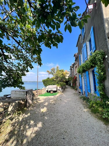 Dans L'un des Plus Beaux Villages de France, les Pieds Dans L'eau