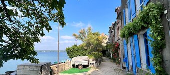 Dans L'un des Plus Beaux Villages de France, les Pieds Dans L'eau