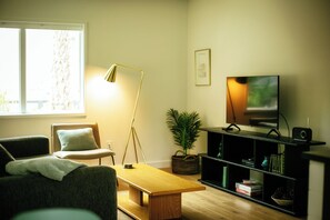 Smart TV, DVD player, books, stereo - Longleaf Cottage-Walk to Downtown Summerville/Azalea Park (Summerville)