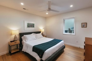 Desk, iron/ironing board, free WiFi, bed sheets - Longleaf Cottage-Walk to Azalea Park (Summerville)
