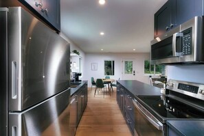 Fridge, microwave, oven, stovetop - Longleaf Cottage-Walk to Azalea Park (Summerville)