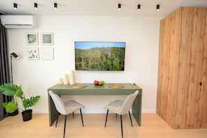 Studio, 1 Bedroom, City View | Dining room - Novo Studio - Cismigiu Gardens - Quiet Room - Smart Tv (Bucharest)