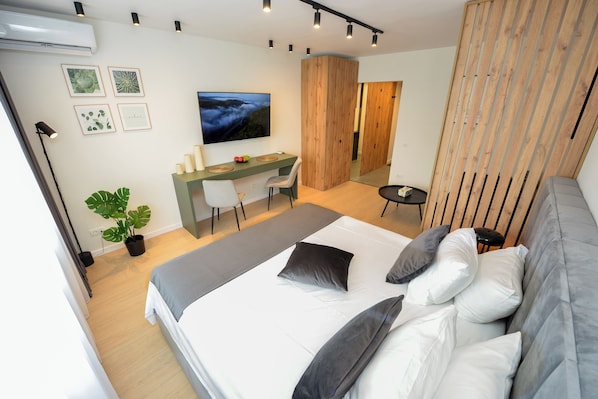 Studio, 1 Bedroom, City View | Room amenity - Novo Studio - Cismigiu Gardens - Quiet Room - Smart Tv (Bucharest)