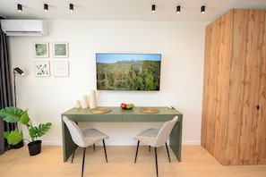 Studio, 1 Bedroom, City View | Dining room