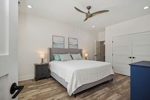 3 quartos, escrivaninha, ferros/tábuas de passar roupa