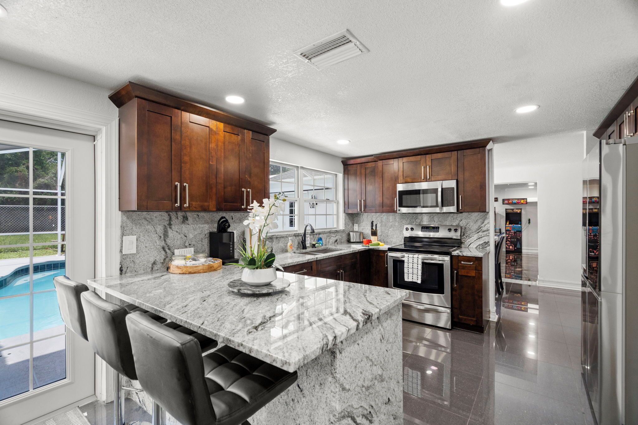 Jääkaappi, mikroaaltouuni, uuni, liesi