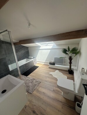 Shower, towels, soap, shampoo - Ideal Holiday Home: 4 Bedrooms, 3 Bathrooms, Steps from the Beach (La Garde)
