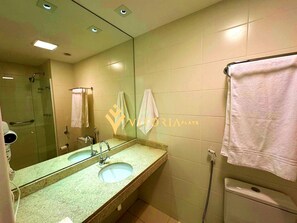 A bathroom with a double sink, a glass shower enclosure, and a toilet. - ELEGANCE SUÍTES HELLIX ITABORAÍ (Itaborai)