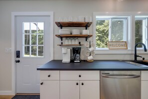 Interior - Cozy 3-Bedroom Cottage, Near the Lake (Dickson)