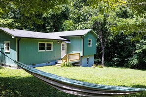 Exterior - Cozy 3-Bedroom Cottage, Near the Lake (Dickson)