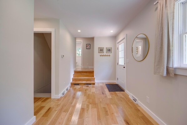 Interior - Cozy 3-Bedroom Cottage, Near the Lake (Dickson)