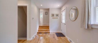 Cozy 3-Bedroom Cottage, Near the Lake