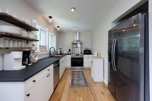 Private kitchen - Cozy 3-Bedroom Cottage, Near the Lake (Dickson)