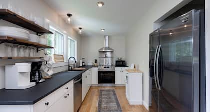 Cozy 3-Bedroom Cottage, Near the Lake
