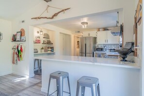 Kjøleskap, mikrobølgeovn, ovn og kokeplater