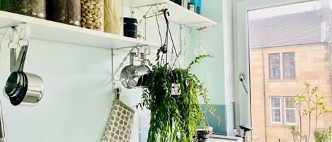 Een koelkast, een microgolfoven, een oven, een vaatwasser