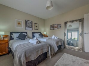 3 bedrooms, iron/ironing board, free WiFi, bed sheets - Charming Modern Retreat with Private Garden - Pass the Keys (Market Drayton)