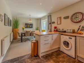 Interior - Charming Modern Retreat with Private Garden - Pass the Keys (Market Drayton)