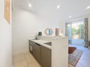 Fridge, oven, dishwasher, coffee/tea maker