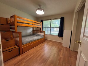 3 bedrooms, desk, free WiFi, bed sheets