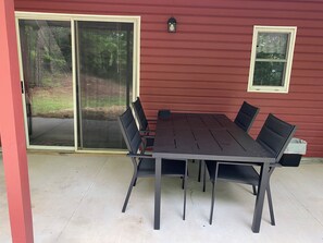 Outdoor dining - Unique barn shaped 2 bedroom cabin in Rogersville TN with AC, WiFi, dogs ok,  (Rogersville)