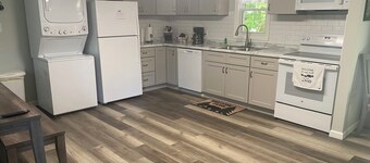 Unique barn shaped 2 bedroom cabin in Rogersville TN with AC, WiFi, dogs ok,