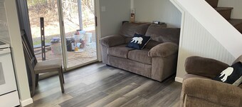 Unique barn shaped 2 bedroom cabin in Rogersville TN with AC, WiFi, dogs ok, 