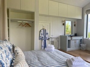 1 bedroom, iron/ironing board, WiFi, bed sheets - Luxurious holiday escape (Limavady, Northern Ireland)