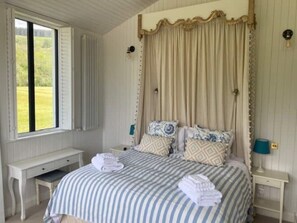 1 bedroom, iron/ironing board, WiFi, bed sheets - Luxurious holiday escape (Limavady, Northern Ireland)