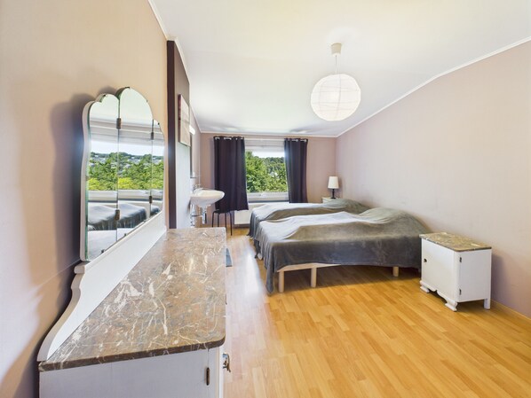 3 bedrooms, iron/ironing board, free WiFi