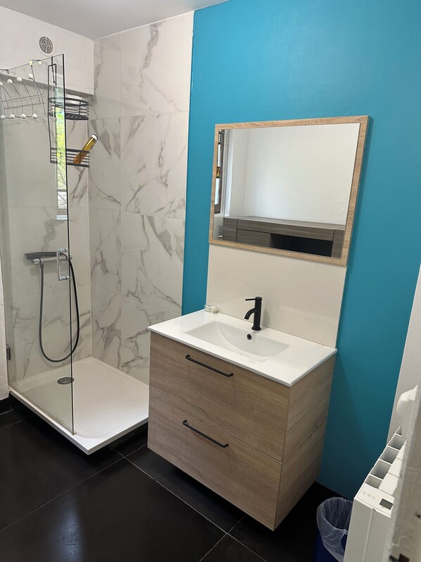 Towels, soap, toilet paper - 2-bedroom apartment  (Riez)