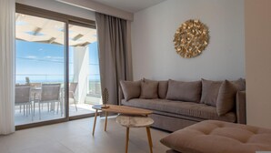 Una sala moderna con un sofá, una pequeña mesa de madera y un adorno en la pared.