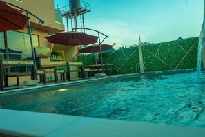 حمّام سباحة خارجي