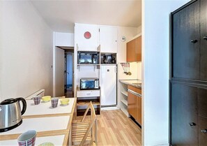 Fridge, microwave, oven, coffee/tea maker